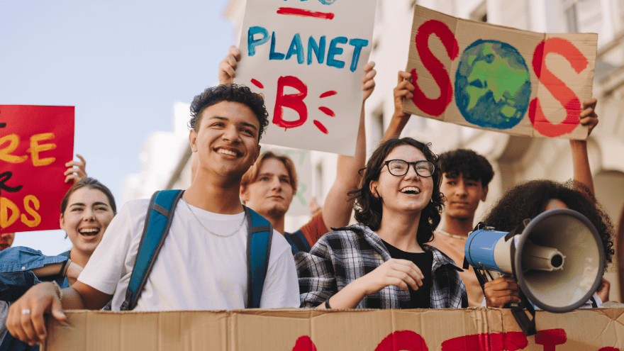 Junge Aktivist*innen demonstrieren fürs Klima