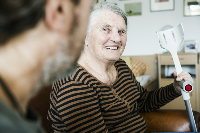 ältere Dame mit Gehhilfe