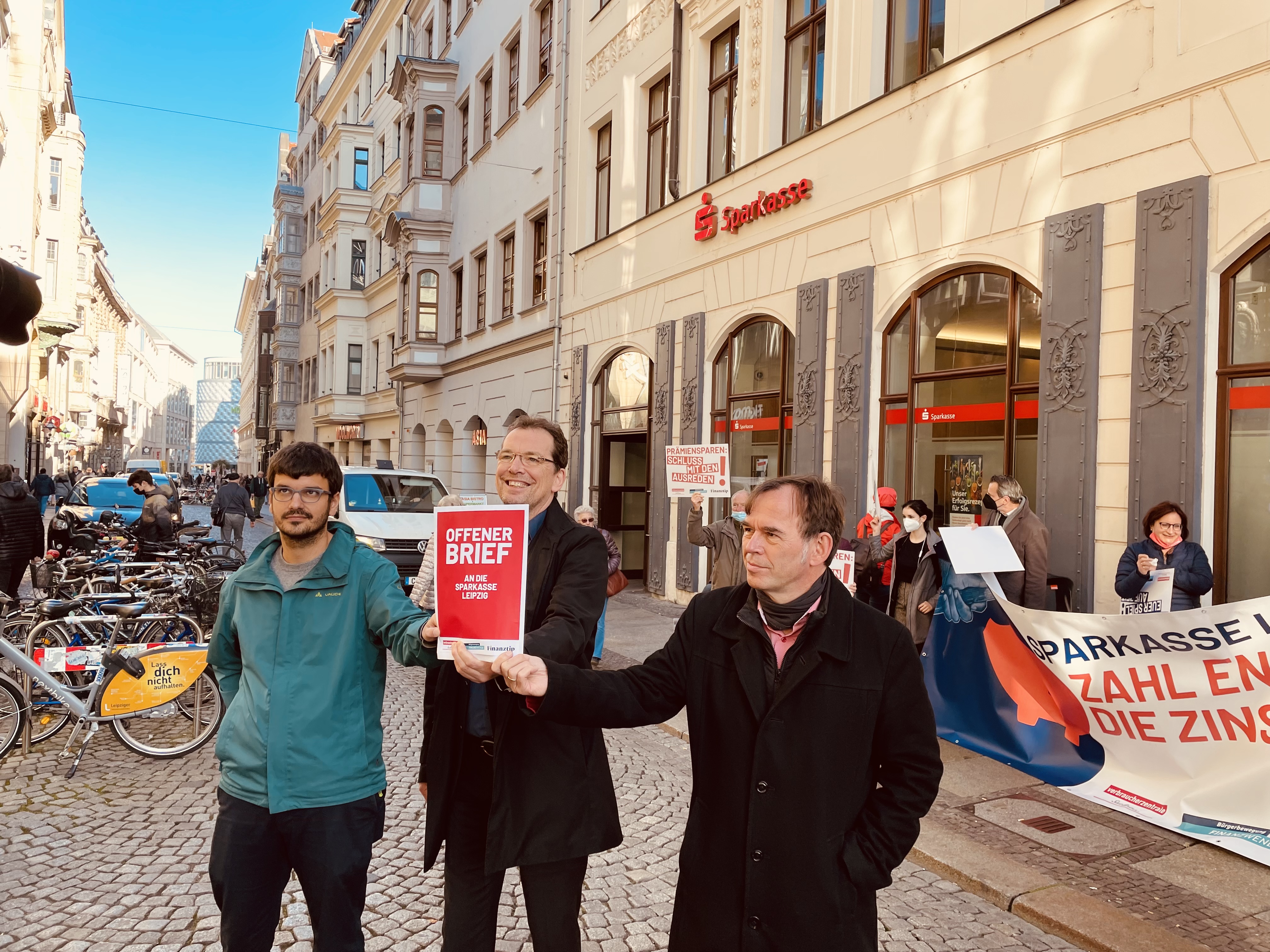 Protestaktion Zinsen Zahlen. Überreichung offener Brief