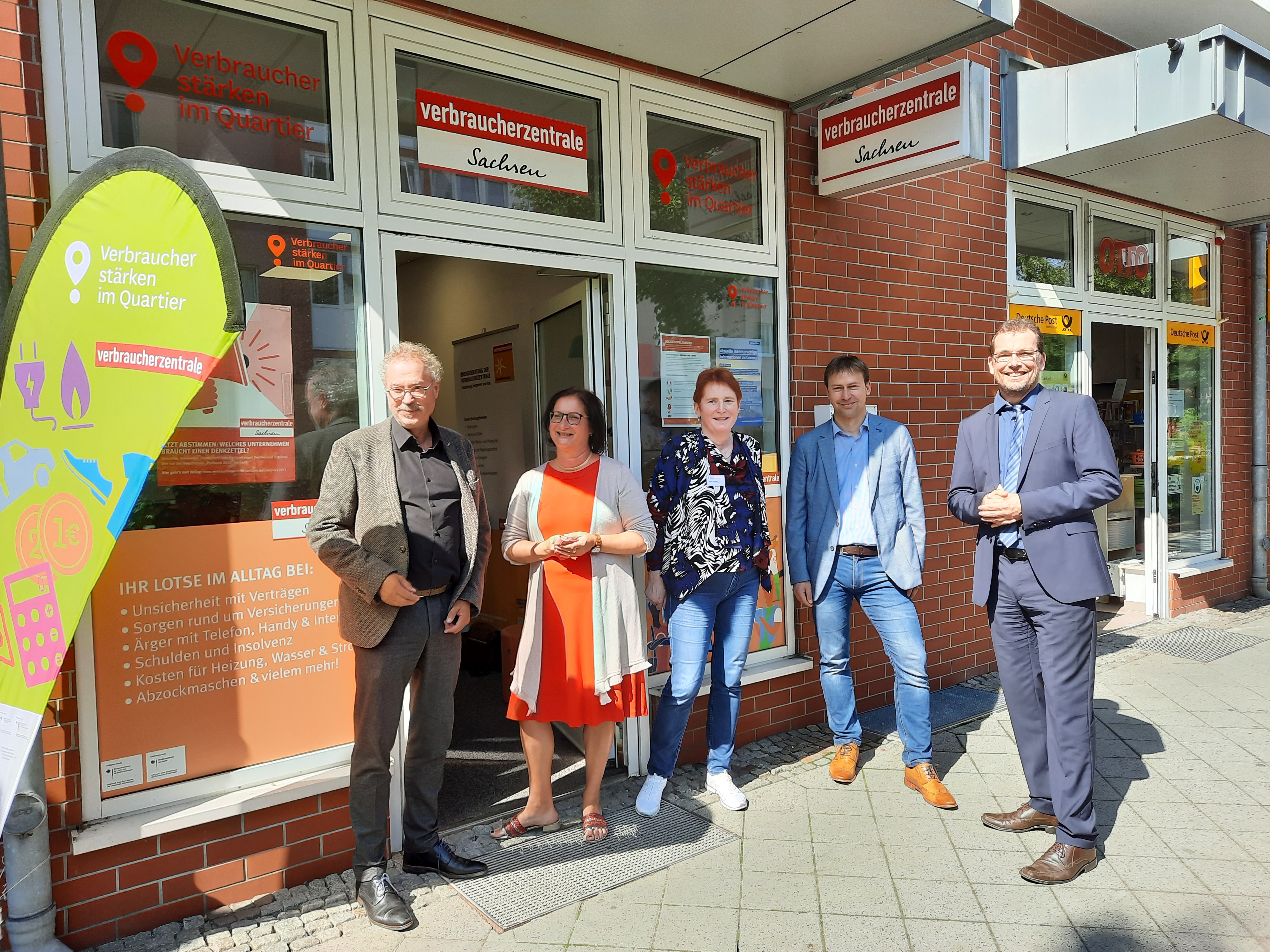 Politiker und Mitarbeiter vor dem Quartiersbüro der Verbraucherzentrale Sachsen im Leipziger Osten