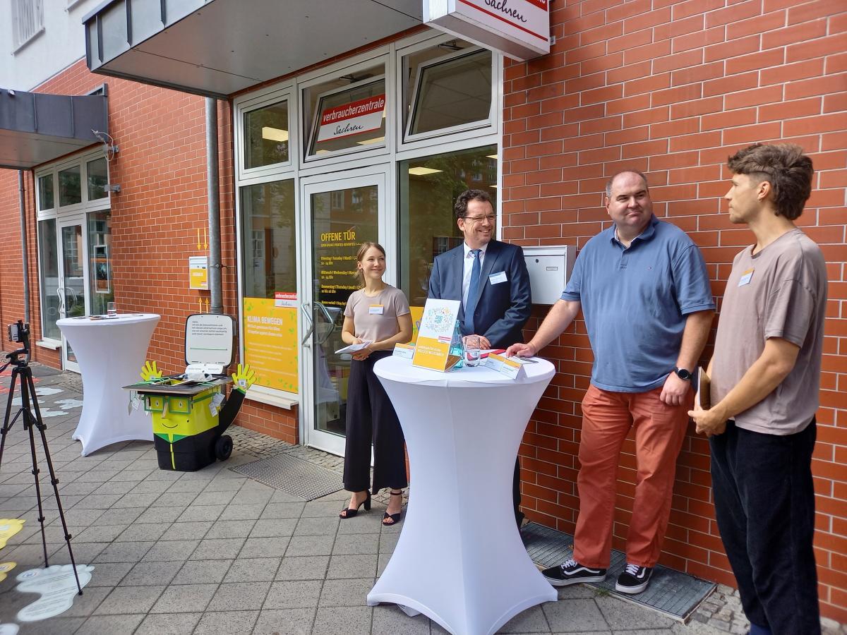 Klimateam, Verbraucherzentralen-Vorstand und Umweltamtsleiter Peter Wasem vor dem neuen Klimabüro im Leipziger Osten