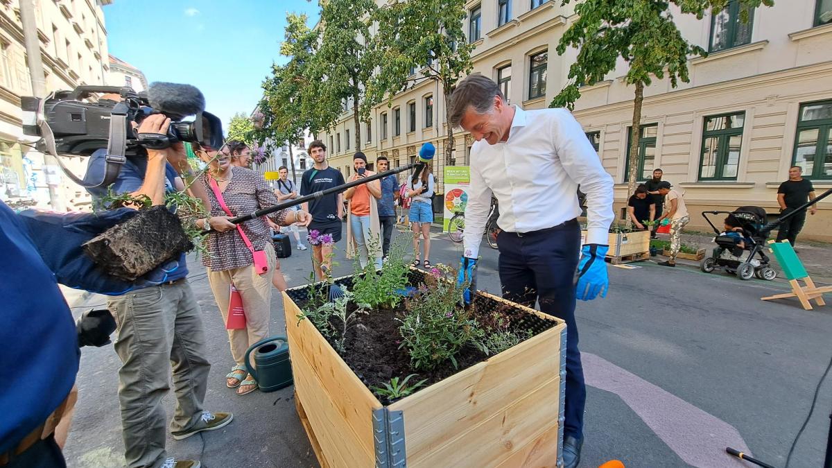 Umweltbürgermeister Heiko Rosenthal bepflanzt eines der Hochbeete in der Grünen Hilde.