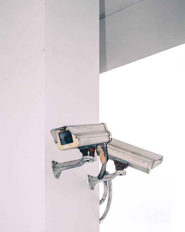 Gesichtserkennung: Eine Überwachungskamera an einer Gebäudewand montiert
