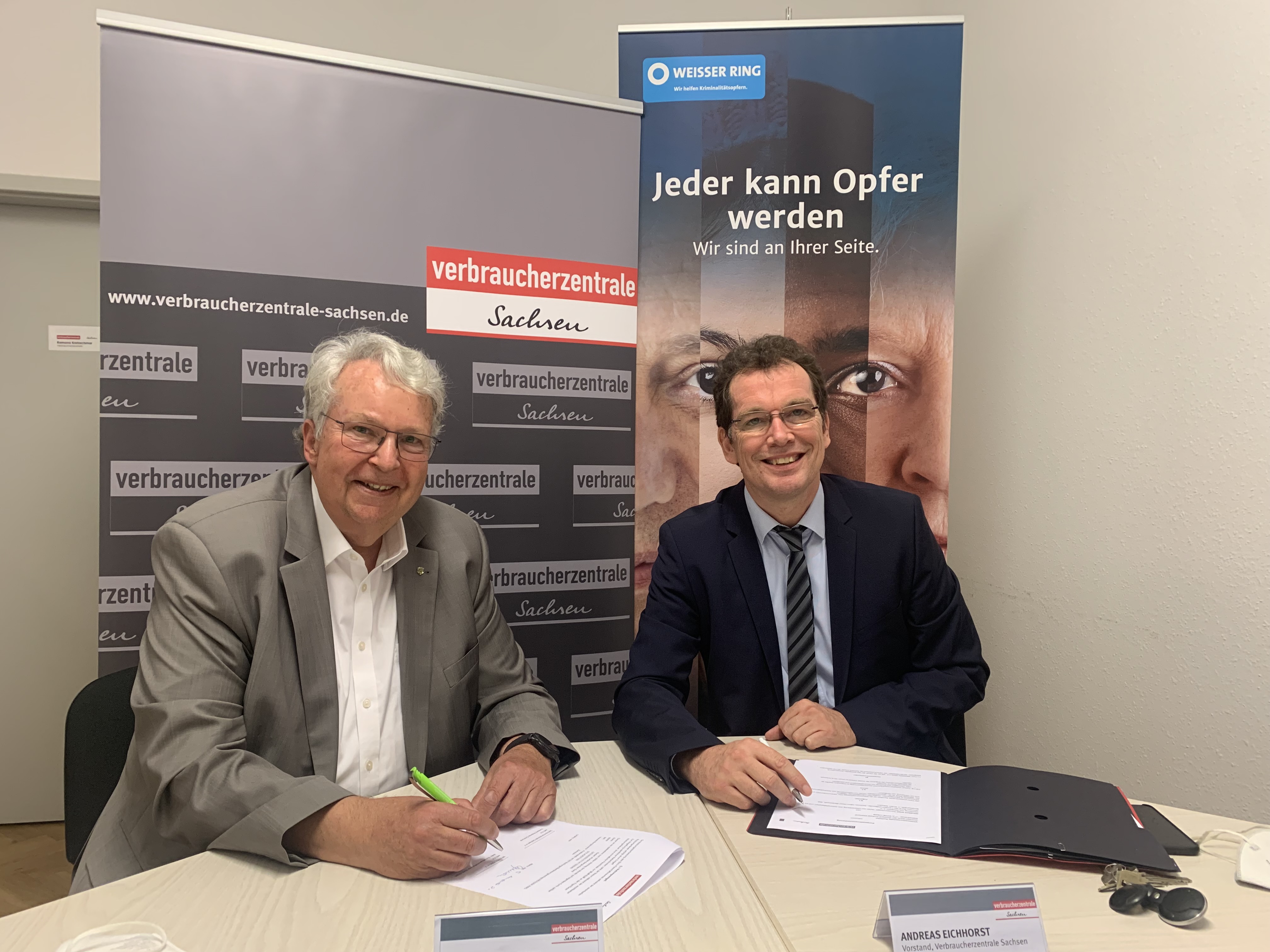 Geert Mackenroth, MdL und Andreas Eichhorst (Vorstand der Verbraucherzentrale Sachsen) unterzeichnen die gemeinsame Kooperationsvereinbarung