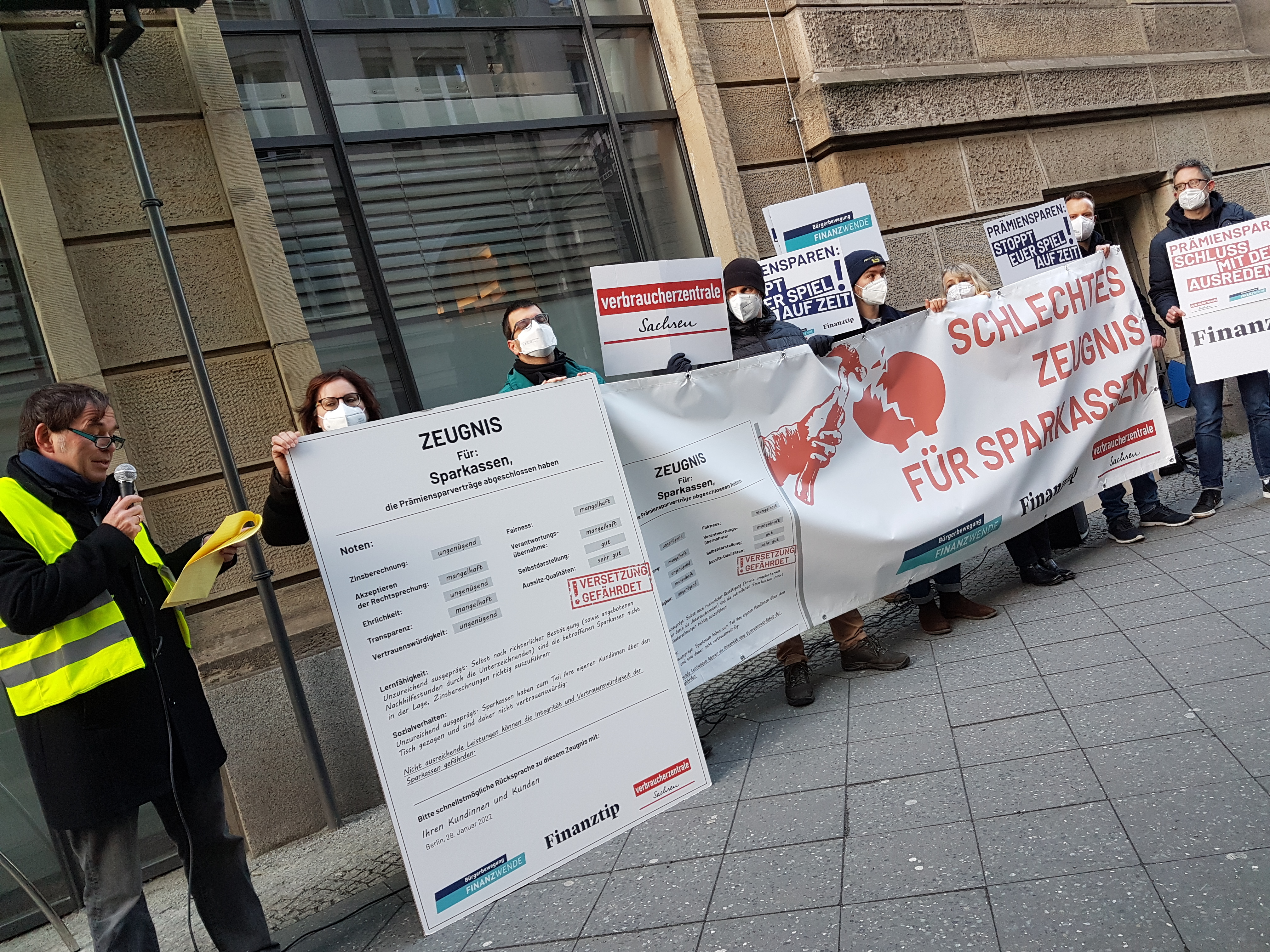 Aktionsbündnis mit Banner vor der DSGV-Zentrale in Berlin