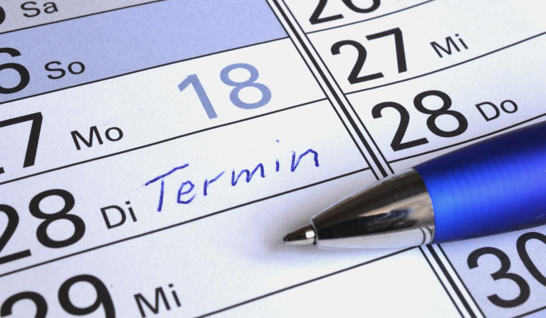 In einem Kalender wird ein Termin eingetragen.