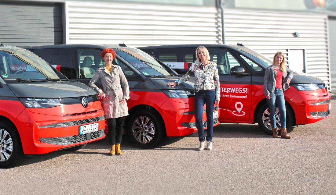 Das team mit den drei Beratungsbussen der Verbraucherzentrale Sachsen
