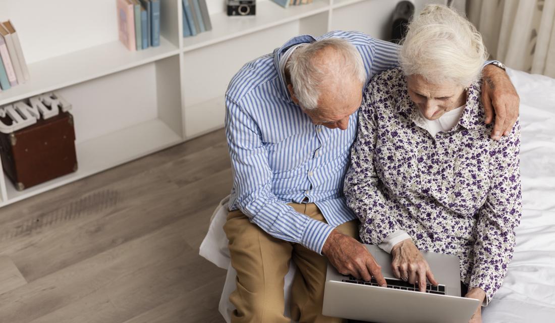 Schmuckbild: Älteres Ehepaar nutzt gemeinsam Laptop