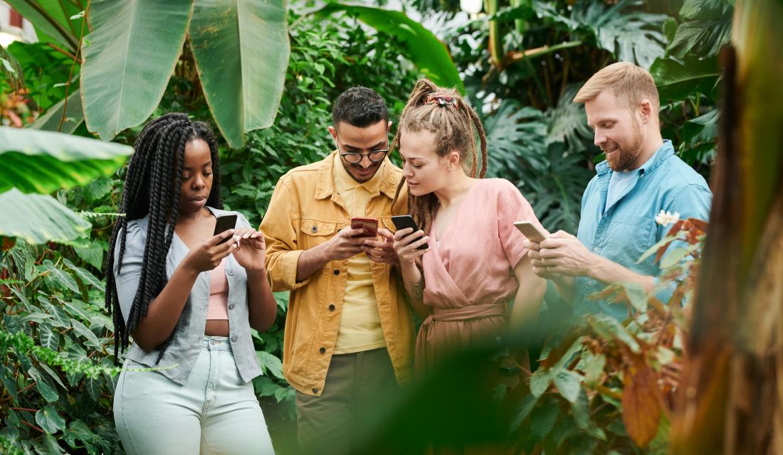 Junge Menschen, die auf Smartphones schauen