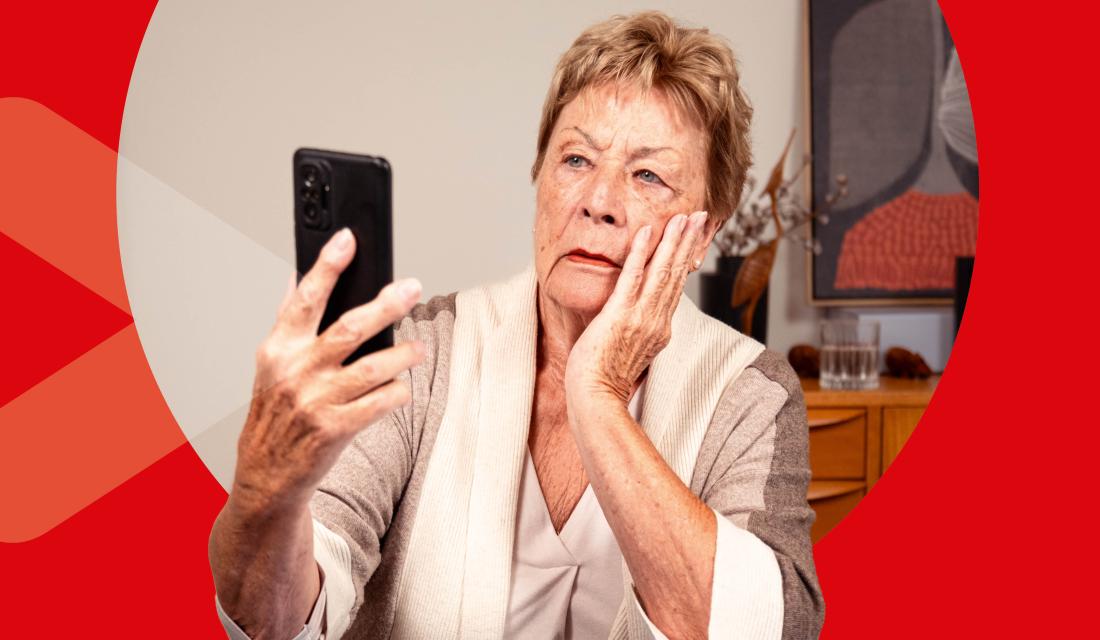 ältere Frau guckt besorgt aufs Handy