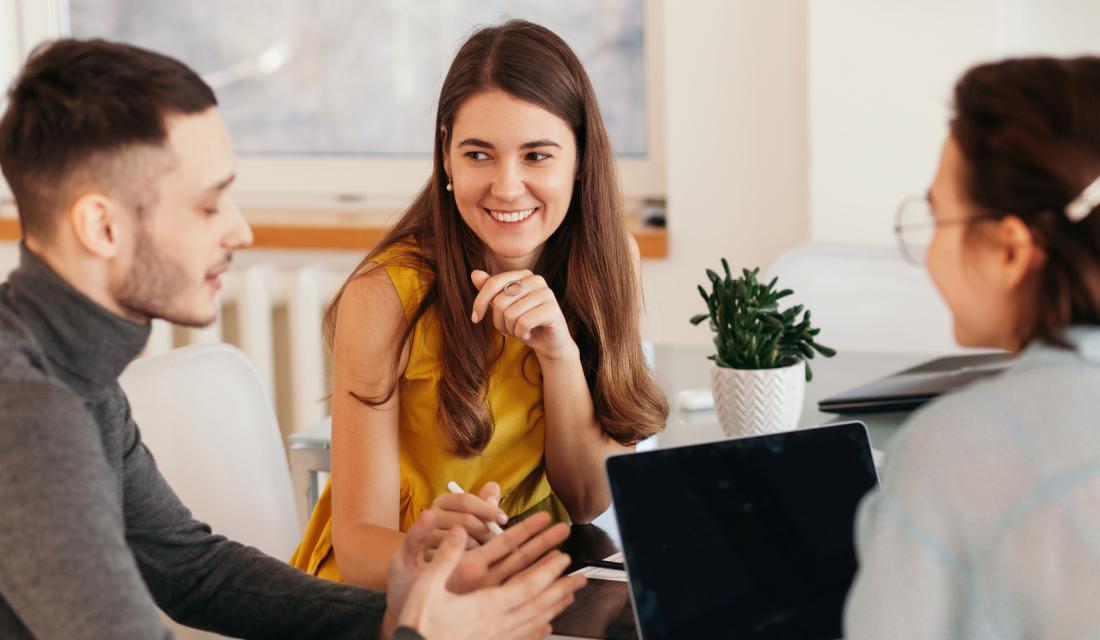 Junges Paar in einer Beratungssituation