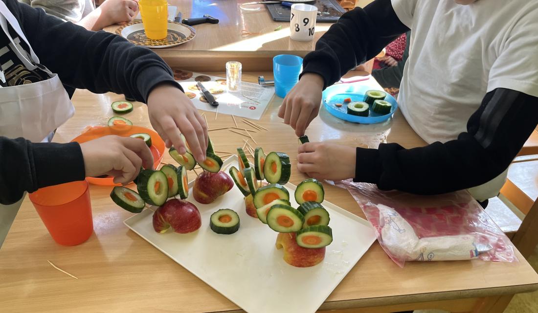 Kinder stellen gesunde Gemüsespieße her