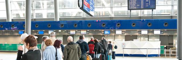 Schlange am Flughafenschalter
