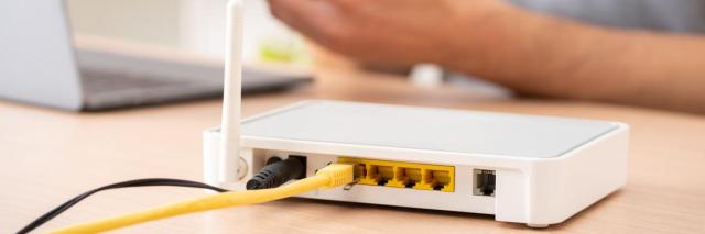 DSL-Router liegt auf einem Tisch