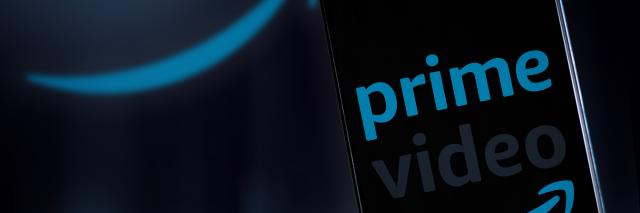Ein Handydisplay, auf dem Prime Video steht