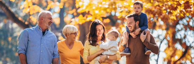 Familie im Park. 3 Generationen