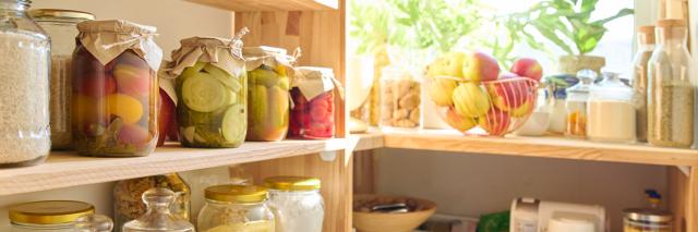 Haltbare Lebensmittel in einem Regal