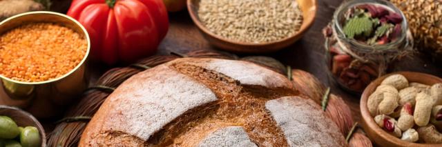 Brot, Obst, Gemüse auf einem Tisch