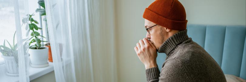 Mann versucht Heizkosten zu sparen und zieht sich in der Wohnung warm an