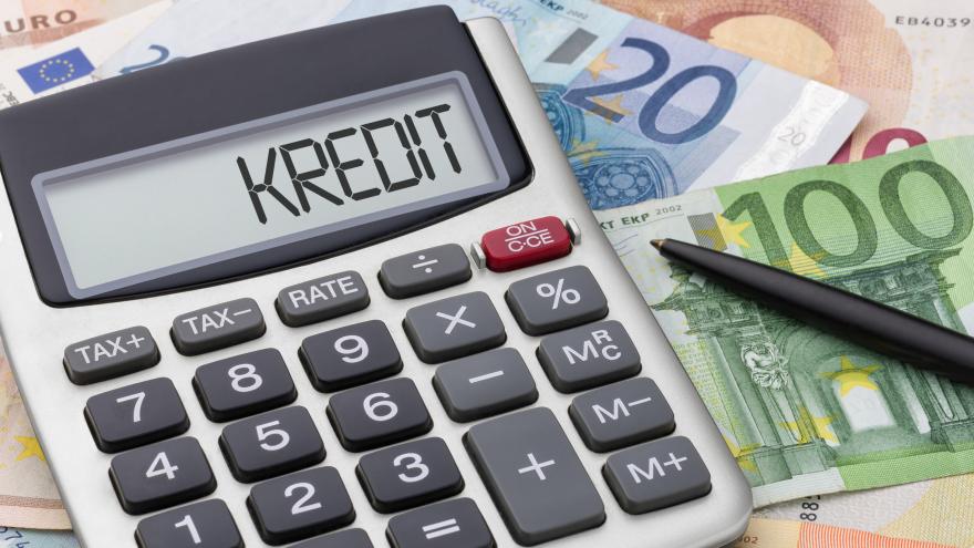 Taschenrechner mit Text "Kredit" auf Euro-Geldscheinen