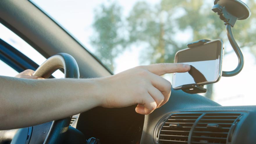 smartphone an der Windschutzscheibe befestigt