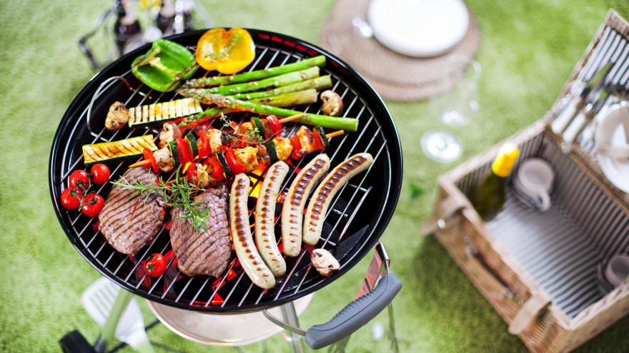 Grillfleisch und Grillgemüse auf dem Grill im Garten