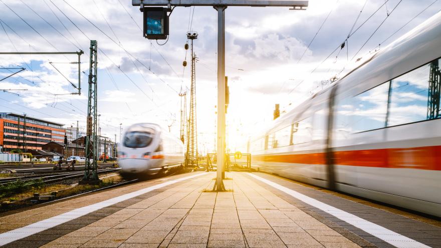 ICE-Züge fahren in Bahnhof ein