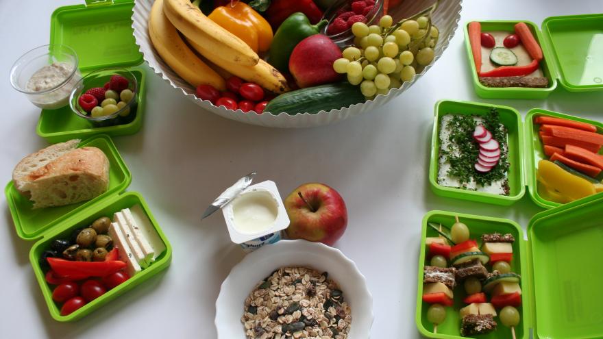 Obst und gefüllte Frühstücksboxen