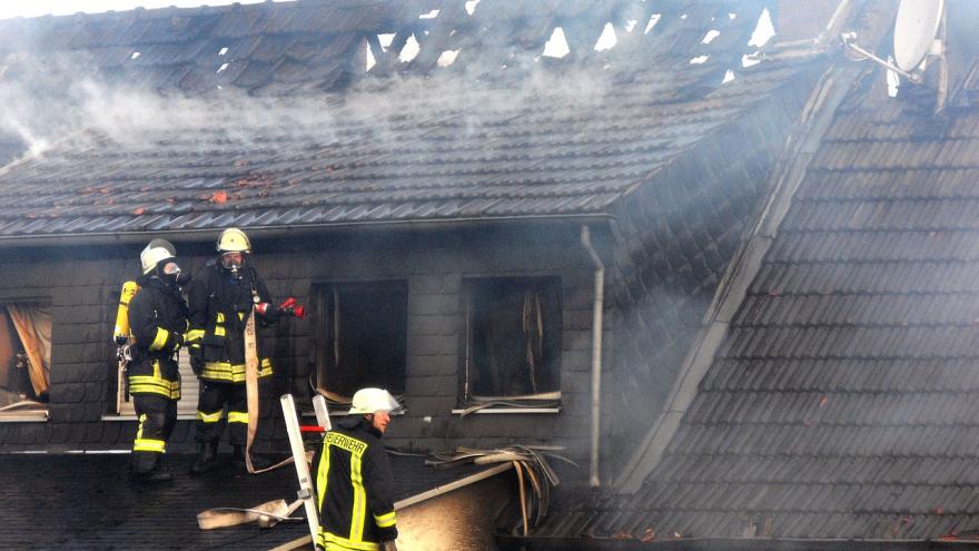 Feuerwehr löscht einen Häuserbrand
