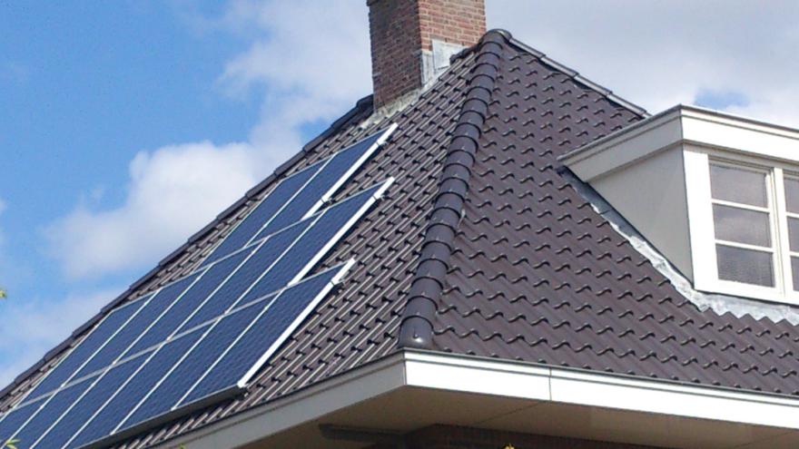 Photovoltaikzellen auf schrägem Hausdach
