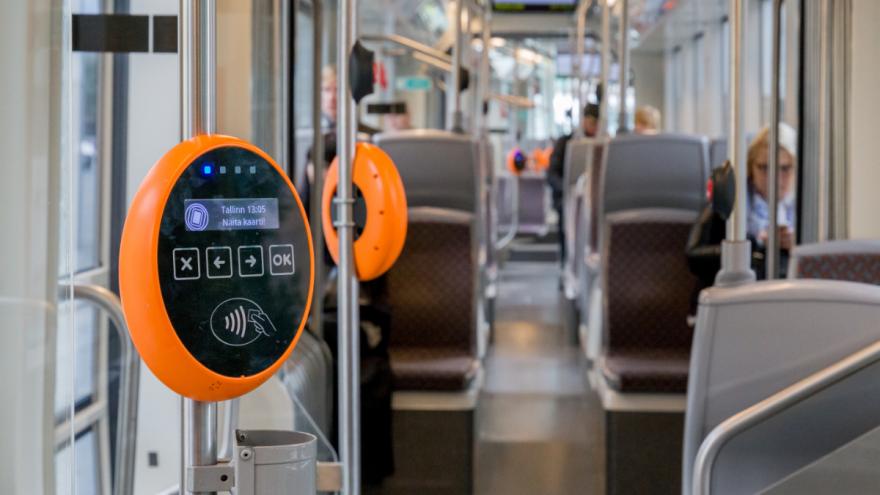 In einer Straßenbahn hängt ein Ticket-Gerät mit NFC-Funktion.