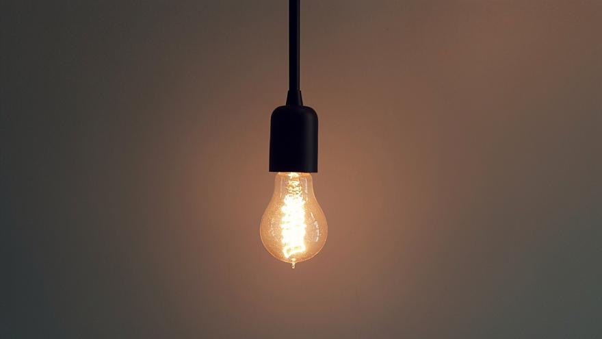 Eine Glühlampe hängt von der Decke