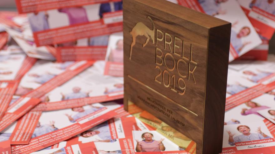 Trophäe steht auf den ausgefüllten Umfragekarten zum Prellbock 2019