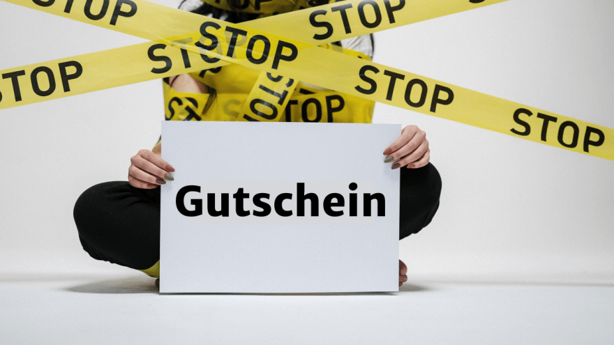 Eine Frau hält ein Schild mit der Aufschrift Gutschein