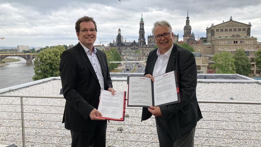 Geert Mackenroth, MDL und Andreas Eichhorst vor der Dresdner Skyline