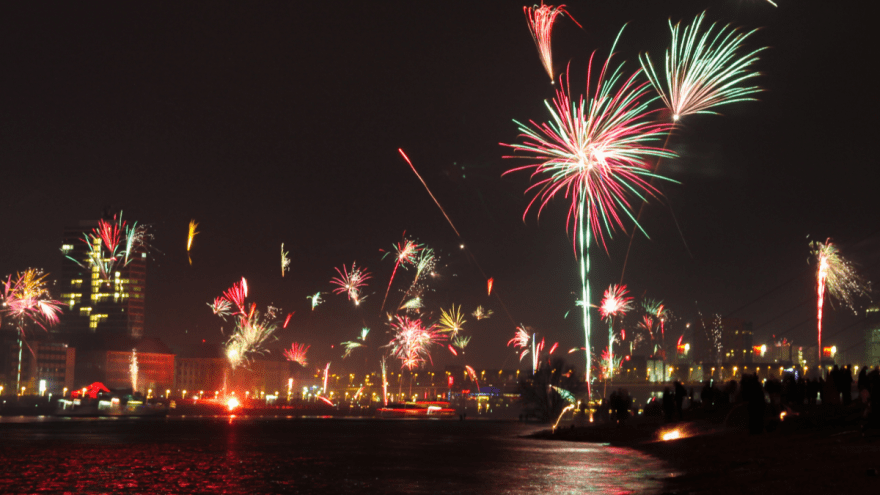 Silvesterfeuerwerk am Rheinufer