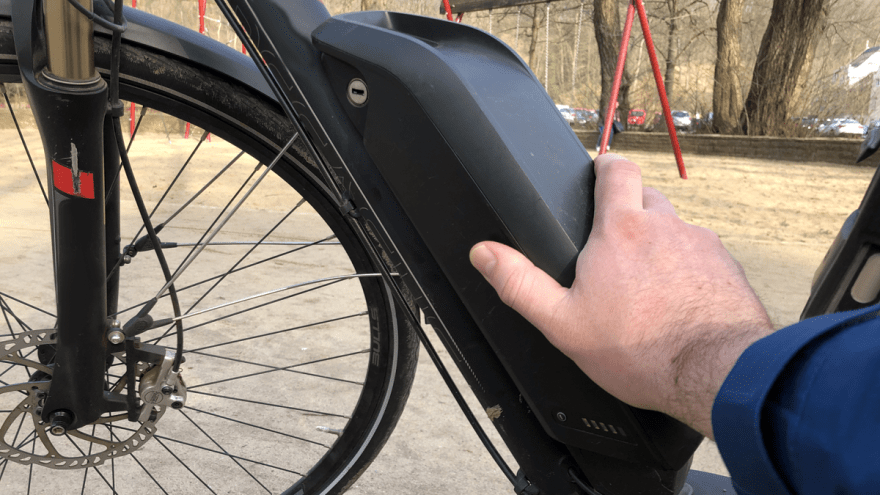 Hand an Fahrrad-Akku