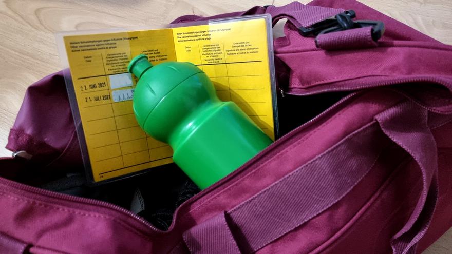 Sporttasche mit Trinkflasche und Impfausweis