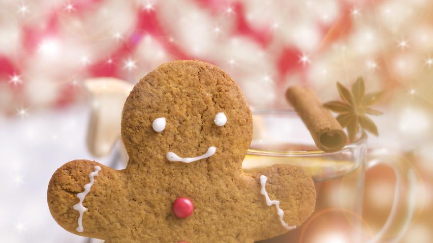 Eine Lebkuchenperson oder Lebkuchenmann lächelt.