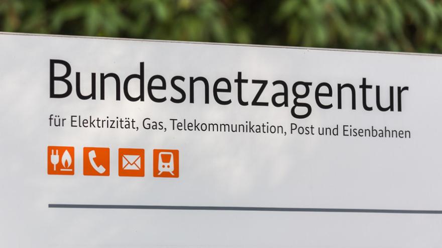 Schild vor dem Gebäude der Bundesnetzagentur