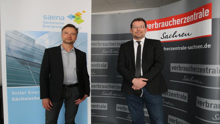 Dr. Tilmann Werner, Geschäftsführer der Sächsischen Energieagentur und Andreas Eichhorst, Vorstand der Verbraucherzentrale Sachsen (r.)