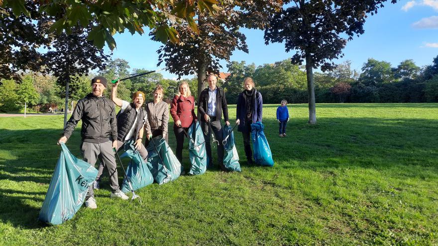 Klima-Team und Freiwillige nach der gemeinsamen Müllsammelaktion im Leipziger Osten