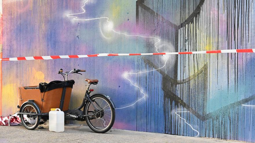 Lastenrad vor einer Wand mit Grafitto