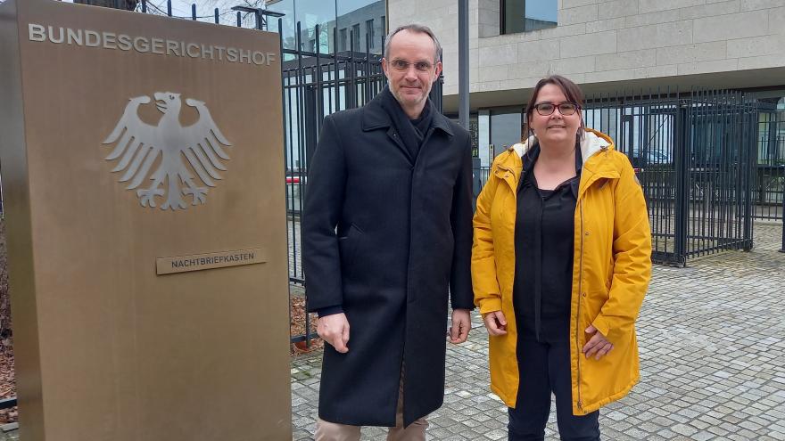 Michael Hummel und Nicole Leistner vor dem BGH in Karlsruhe