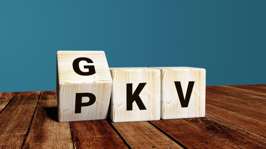 Buchstabelwürfel kippen udn zeigen PKV und GKV
