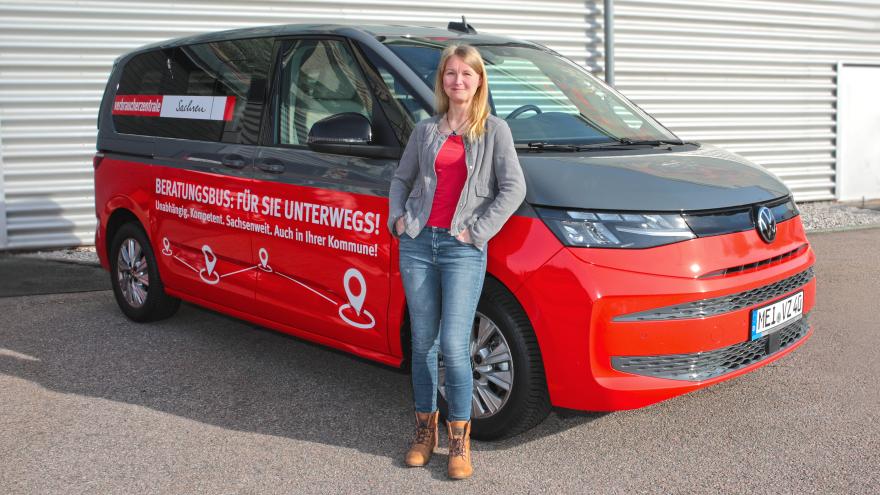 Beraterin vor dem Beratungsbus für Mittelsachsen