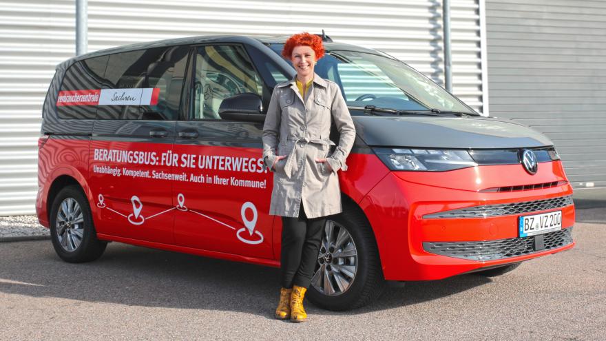 Beraterin vor dem Beratungsbus für Ostsachsen