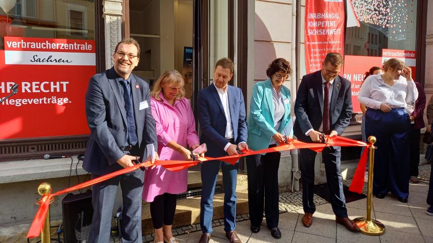 Feierliche Durchschneidung des Bandes vor der Verbraucherzentrale in Görlitz