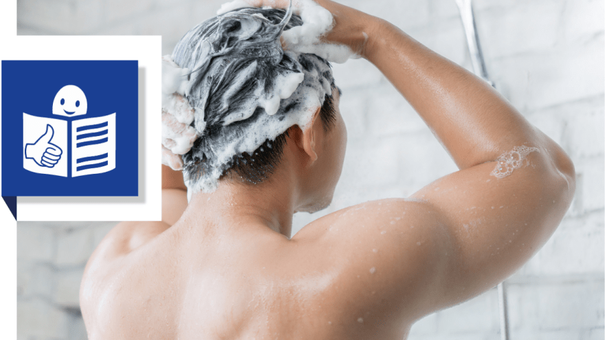 Ein Mensch wachst seine Haare unter der Dusche, daneben das Bild für Leichte Sprache.