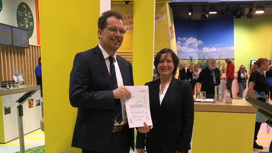 Staatsekretärin Reetz vom SMEKUL übergibt den Förderbescheid an Andreas Eichhorst von der Verbraucherzentrale Sachsen auf der Grünen Woche in Berlin